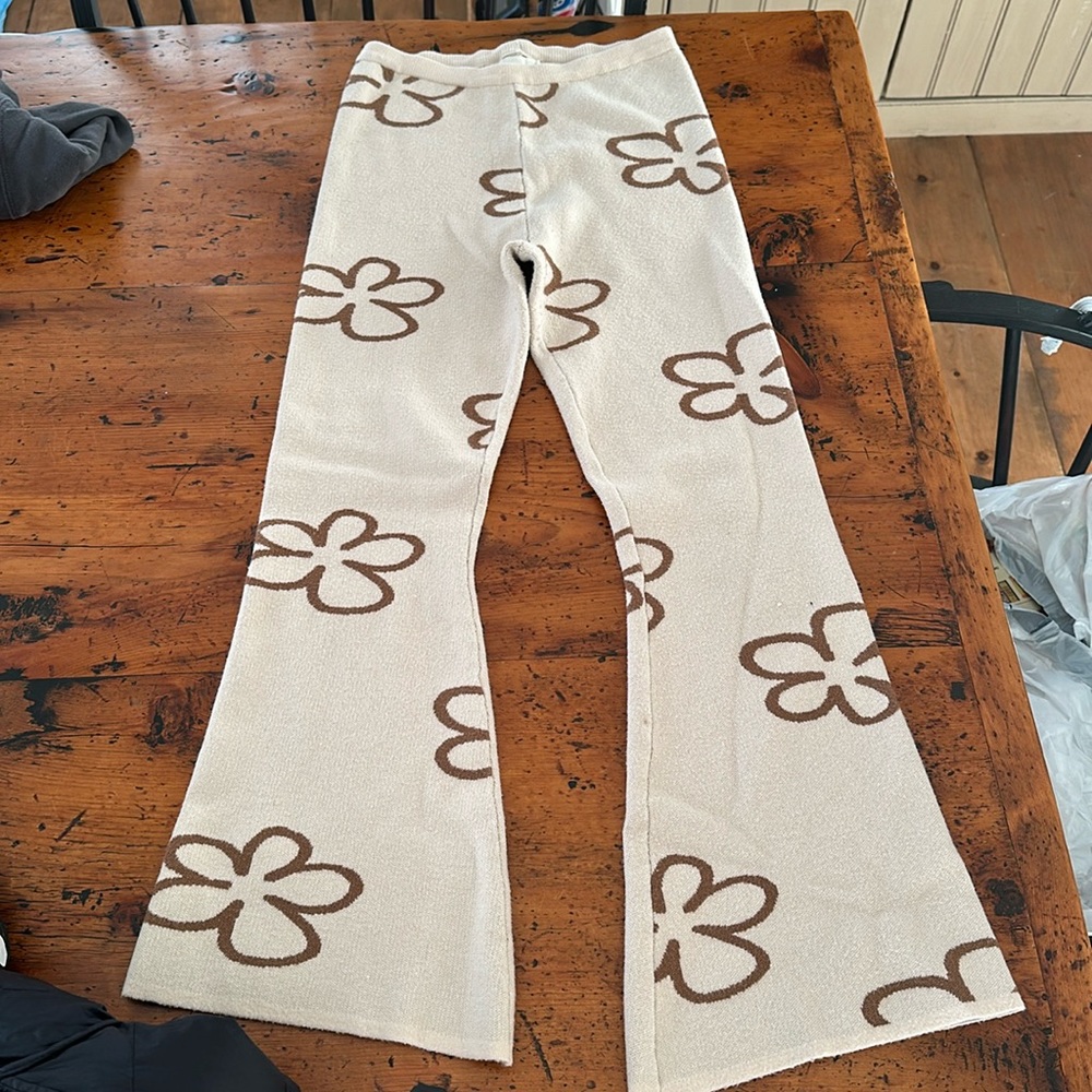 Hi! I’m selling these really cute flare soft leggings